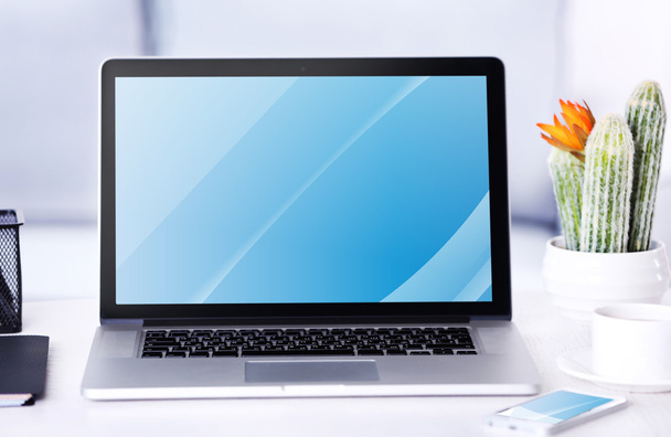 Laptop, modern munkahelyi közelről - Fotó, kép