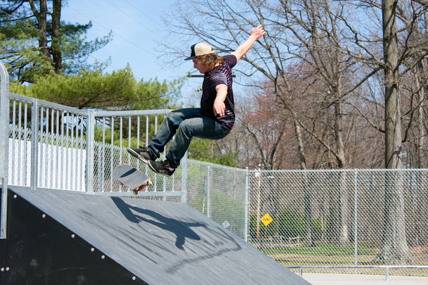 skateboarder σε μια κεκλιμένη ράμπα σαλάχι - Φωτογραφία, εικόνα