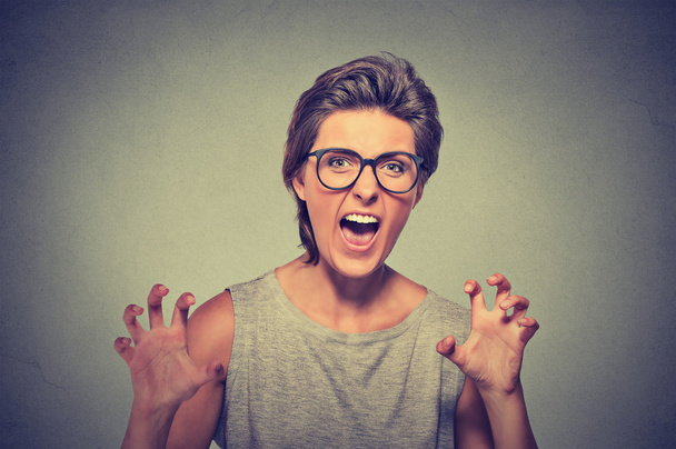 Jeune femme en colère avec des lunettes criant
 - Photo, image