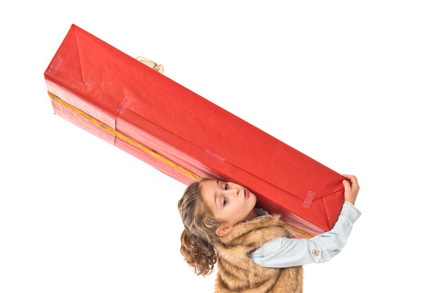 Rubia niña sosteniendo un gran regalo rojo
 - Foto, Imagen