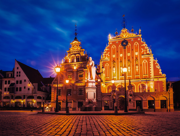 Riga Town Hall Square nocą, Łotwa - Zdjęcie, obraz
