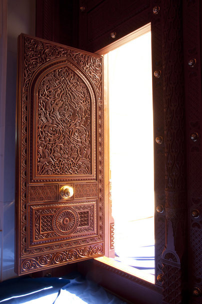 Ξύλινη πόρτα του ο Σουλτάνος Qaboos Grand Τζαμί, Ηνωμένα Αραβικά Εμιράτα - Φωτογραφία, εικόνα