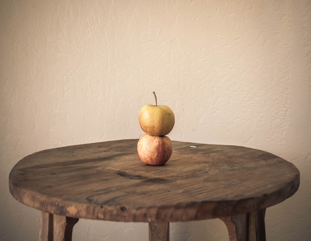 Два здорових, дозрілих яблук
 - Фото, зображення