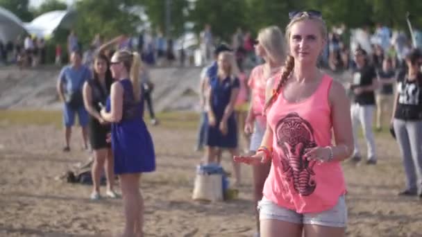 Санкт-ПЕТЕРСБУРГ, РОССИЯ - 18 июля 2015 года: VK FEST. Мальчики и девочки танцуют на летнем пляже
 - Кадры, видео