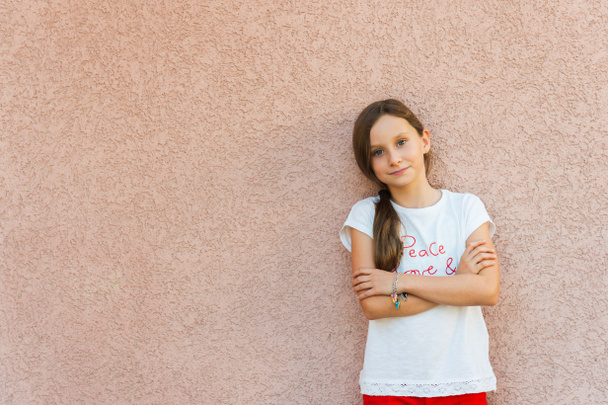 Retrato al aire libre de una linda niña de 9 años
 - Foto, imagen