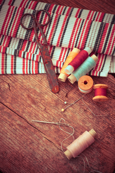 Scissors and bobbins with threads - Foto, Bild