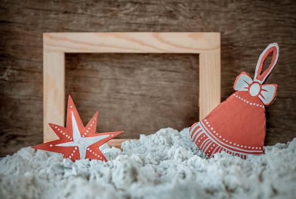 Різдвяна прикраса ручної роботи та сніг
 - Фото, зображення
