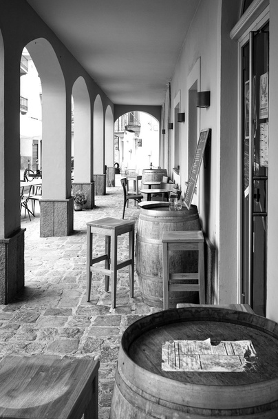 Alte Weinhandlung. Schwarz-Weiß-Foto - Foto, Bild