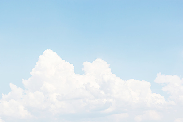 Witte wolken en blauwe lucht achtergrond - Foto, afbeelding