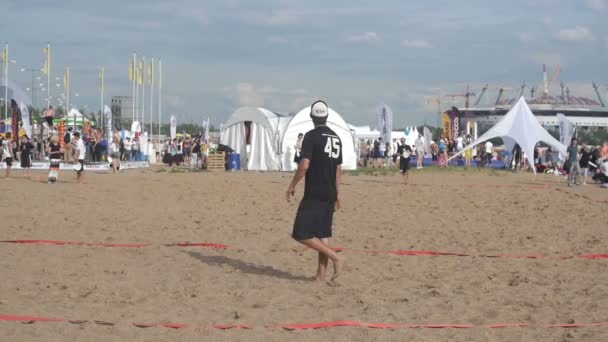 St. Petersburg, Rusland - 18 juli 2015: Vk Fest. Frisbee spelen op het strand in de zomer. Slow motion - Video