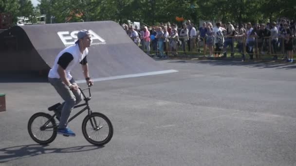 ST. PETERSBURG, RUSSIA - JULY 18, 2015: VK FEST. BMX Biker Slow Motion Tailwhip - Felvétel, videó