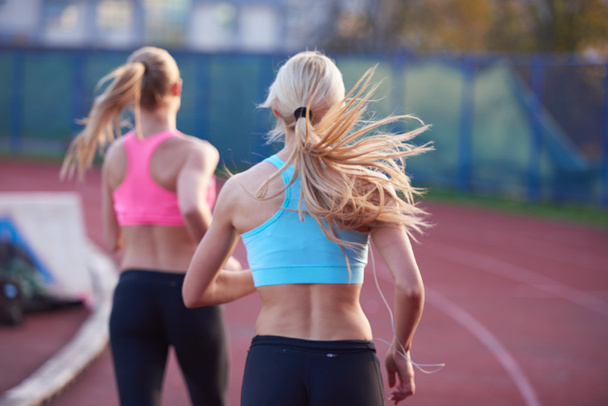 sporcu kadın grubu Atletizm yarış pistinde çalıştıran - Fotoğraf, Görsel