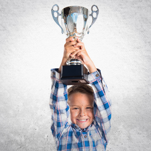 Kid holding a trophy - Foto, afbeelding