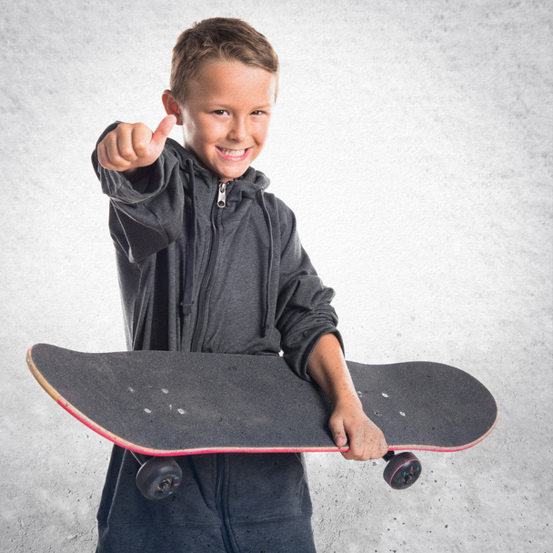 Kid whit zijn skate - Foto, afbeelding