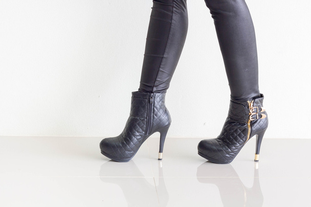 Kobieta ubrana czarne skórzane spodnie i wysokie buty pięty - Zdjęcie, obraz