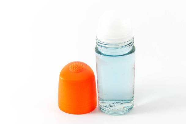 Стеклянный рулон на бутылке на белом фоне
 - Фото, изображение