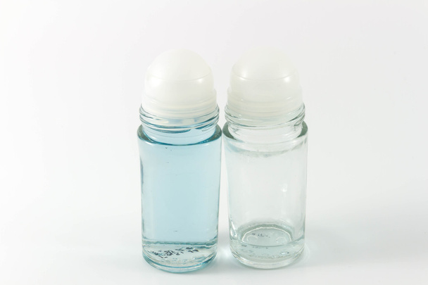 Стеклянный рулон на бутылке на белом фоне
 - Фото, изображение