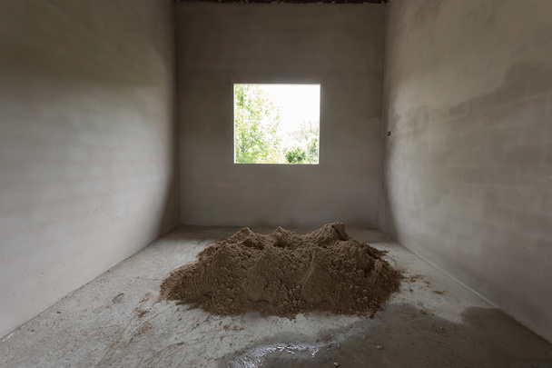 Pila de arena en el sitio de construcción preparado mezcla de cemento concreto
 - Foto, Imagen