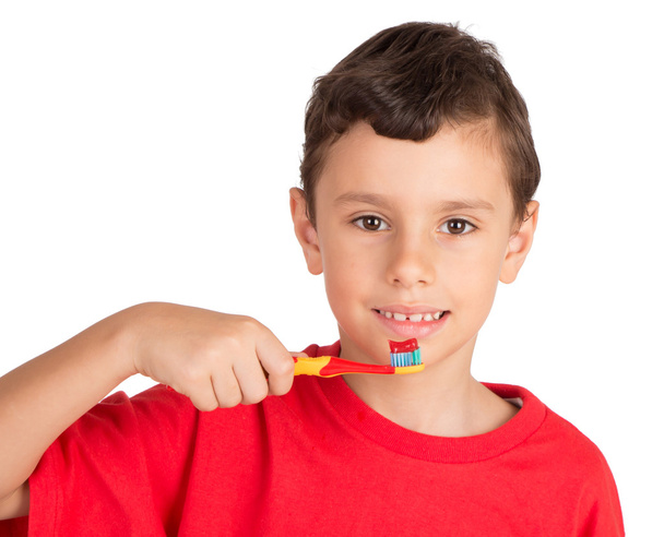 Garçon tenant une brosse à dents prêt à se brosser les dents
 - Photo, image