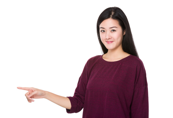 азіатська молода жінка в червоному светрі
 - Фото, зображення