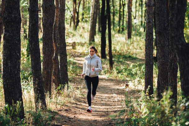Runner woman jogging in autumn park - Foto, Imagem