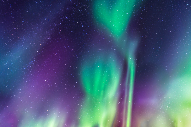 Aurora Boreale su un cielo stellato
 - Foto, immagini