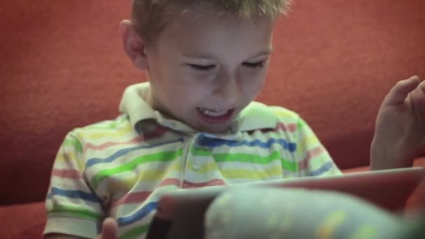 Kleiner Junge spielt auf dem Tablet8 - Filmmaterial, Video