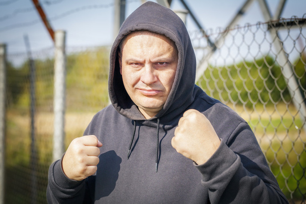 Агресивний чоловік закликає до бою
 - Фото, зображення