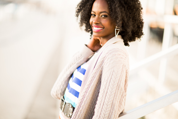 Fiatal fekete nő - Fotó, kép