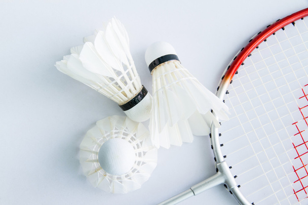 Badmintonové příslušenství na bílém pozadí - Fotografie, Obrázek