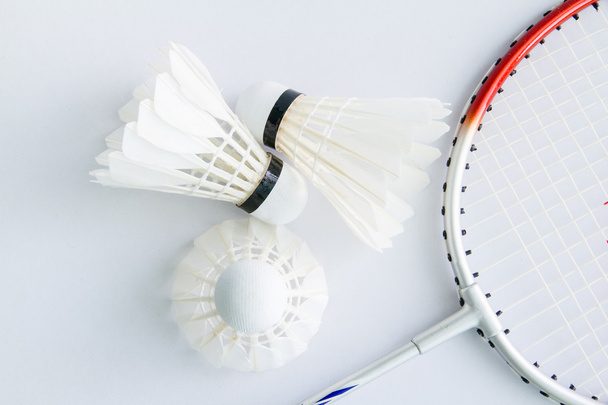 Acessórios Badminton em um fundo branco
 - Foto, Imagem