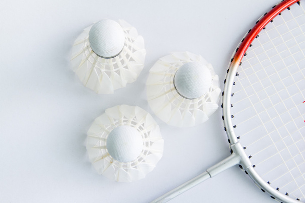 Badminton-Zubehör auf weißem Hintergrund - Foto, Bild