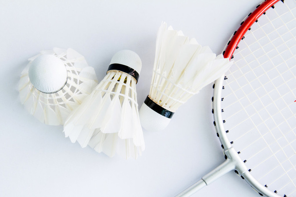 Beyaz bir arka plan üzerinde badminton aksesuarları - Fotoğraf, Görsel
