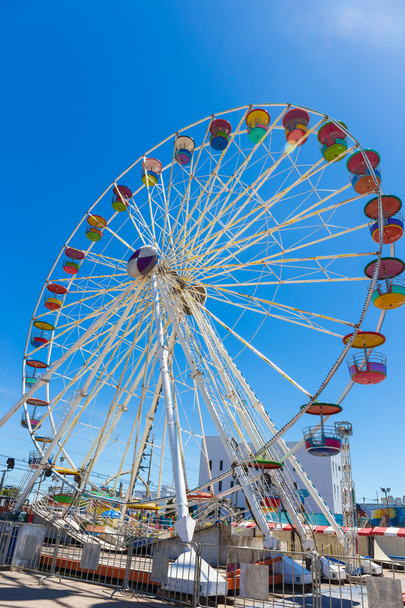 Roda gigante gigante no parque de diversões com fundo azul céu
 - Foto, Imagem