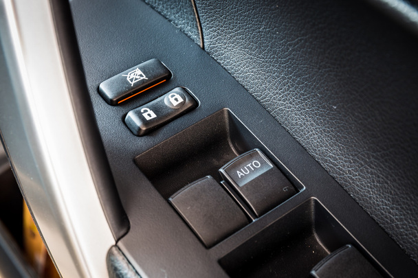 Autó ablak vezérlés és – szabályozás gombok. Összpontosítani bezár és kinyit gomb - Fotó, kép