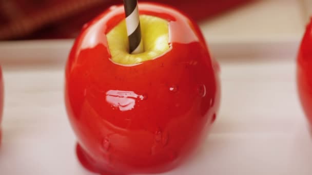 Καραμέλας μήλα για αποκριάτικο πάρτι - Πλάνα, βίντεο