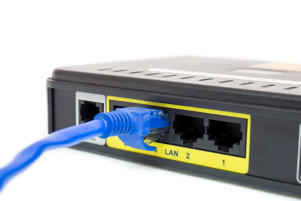 Крупним планом Utp локальної мережі Rj45 Cat5e підключення до Adsl маршрутизатора мережевий комутатор - Фото, зображення