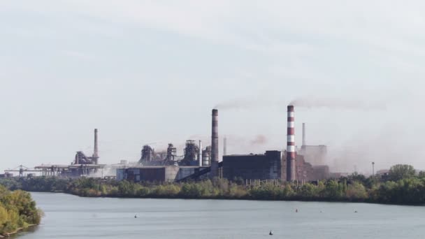 L'usine de la rivière, l'industrie lourde, la fumée des tuyaux
 - Séquence, vidéo