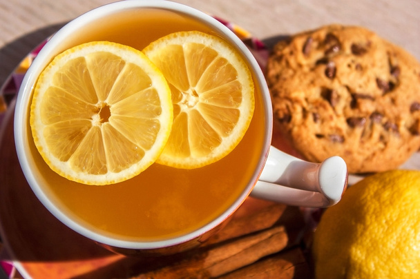 Una tazza di tè con pezzi di limone
. - Foto, immagini