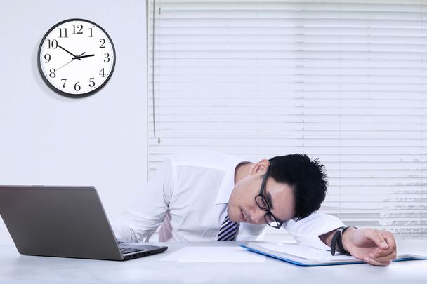 Businessperson sleeping in the office - Фото, зображення