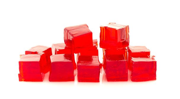 Кубы красного желе на белом фоне
 - Фото, изображение