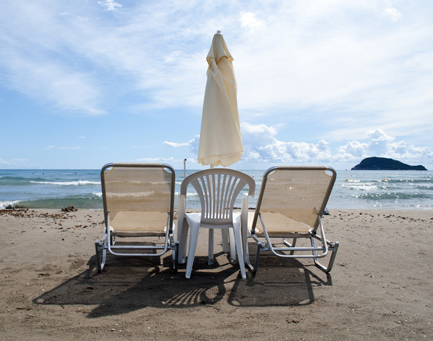 εννοιολογική εικόνα διακοπές με την παραλία ομπρέλες - Φωτογραφία, εικόνα