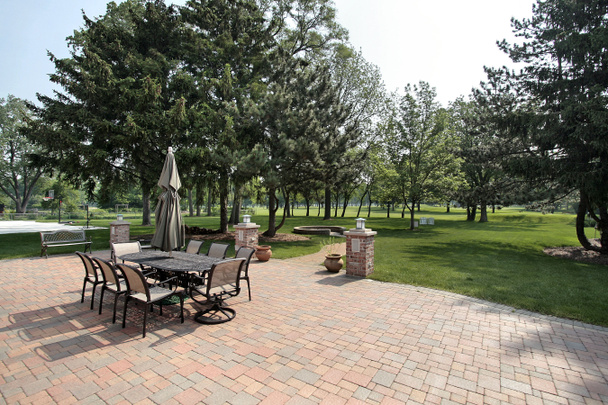baksteen patio met uitzicht op de golfbaan - Foto, afbeelding