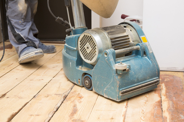 restore the old plank floor with grinding machine - Foto, imagen