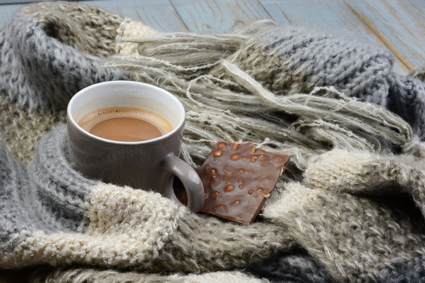 Chocolat chaud dans une tasse de café avec un gris, ivoire, écharpe tricotée écru autour et barre de chocolat
 - Photo, image