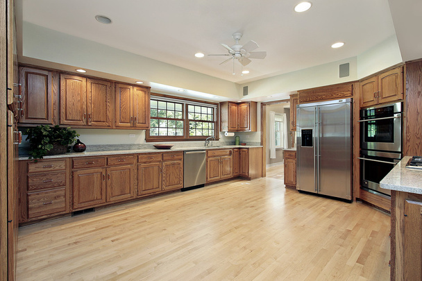 Kitchen with oak wood cabinetry - Foto, Bild