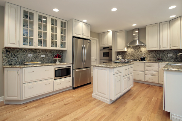 keuken met licht gekleurde kasten - Foto, afbeelding