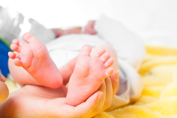 close-up van baby voeten - Foto, afbeelding