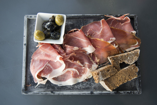 Smoked ham with olives - Φωτογραφία, εικόνα
