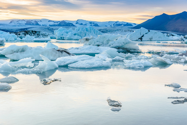 Γραφική θέα των παγόβουνων σε παγετώνα λιμνοθάλασσα, Ισλανδία - Φωτογραφία, εικόνα